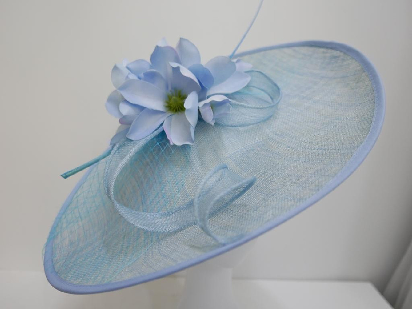Błękitny kapelusz koktajlowy dysk z sinamay z kwiatami i woalką