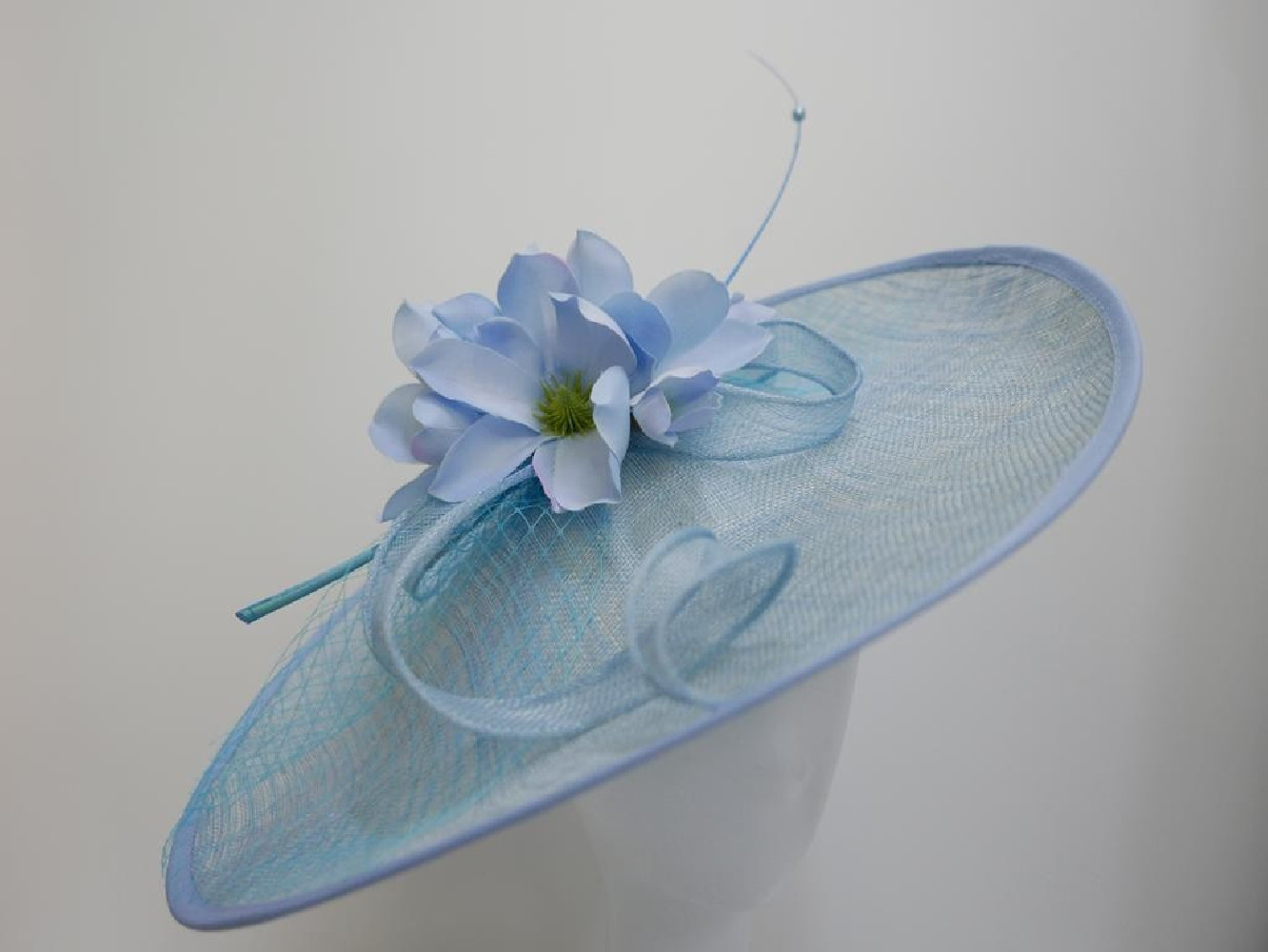 Błękitny kapelusz koktajlowy dysk z sinamay z kwiatami i woalką