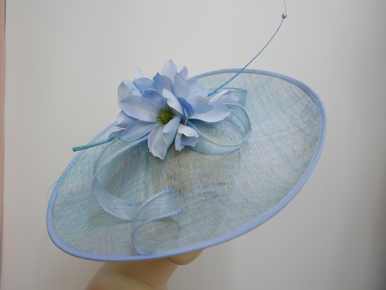 Błękitny kapelusz koktajlowy dysk z sinamay z kwiatami i woalką