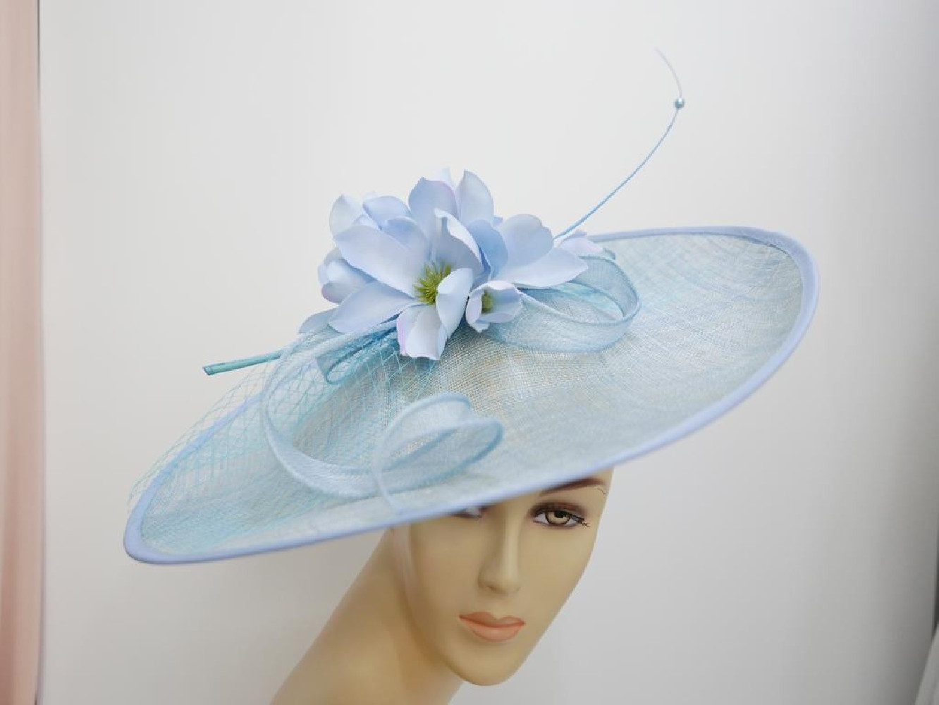 Błękitny kapelusz koktajlowy dysk z sinamay z kwiatami i woalką