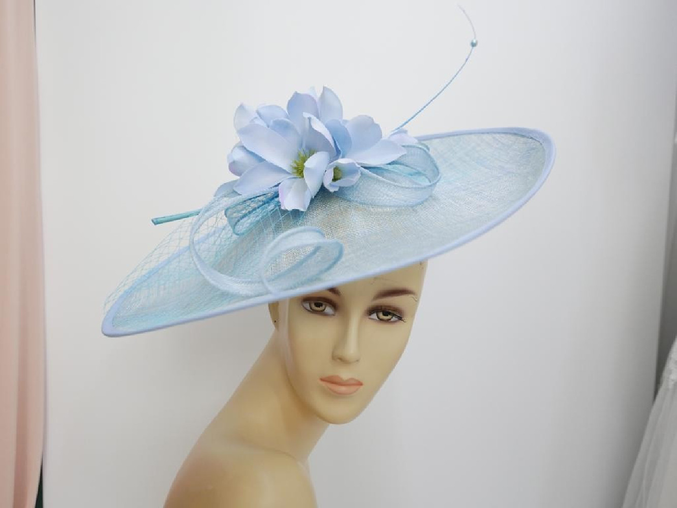 Błękitny kapelusz koktajlowy dysk z sinamay z kwiatami i woalką
