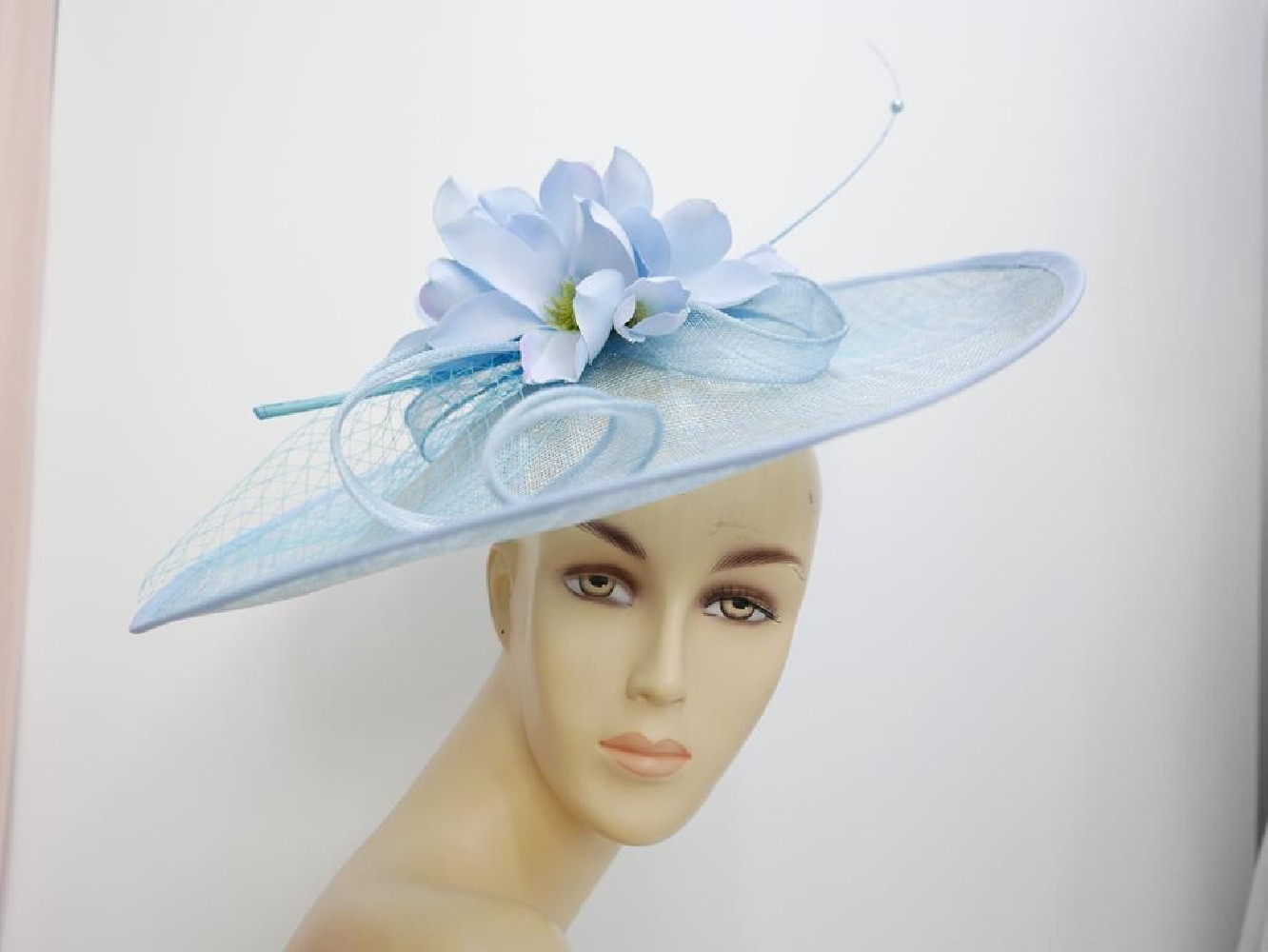 Błękitny kapelusz koktajlowy dysk z sinamay z kwiatami i woalką