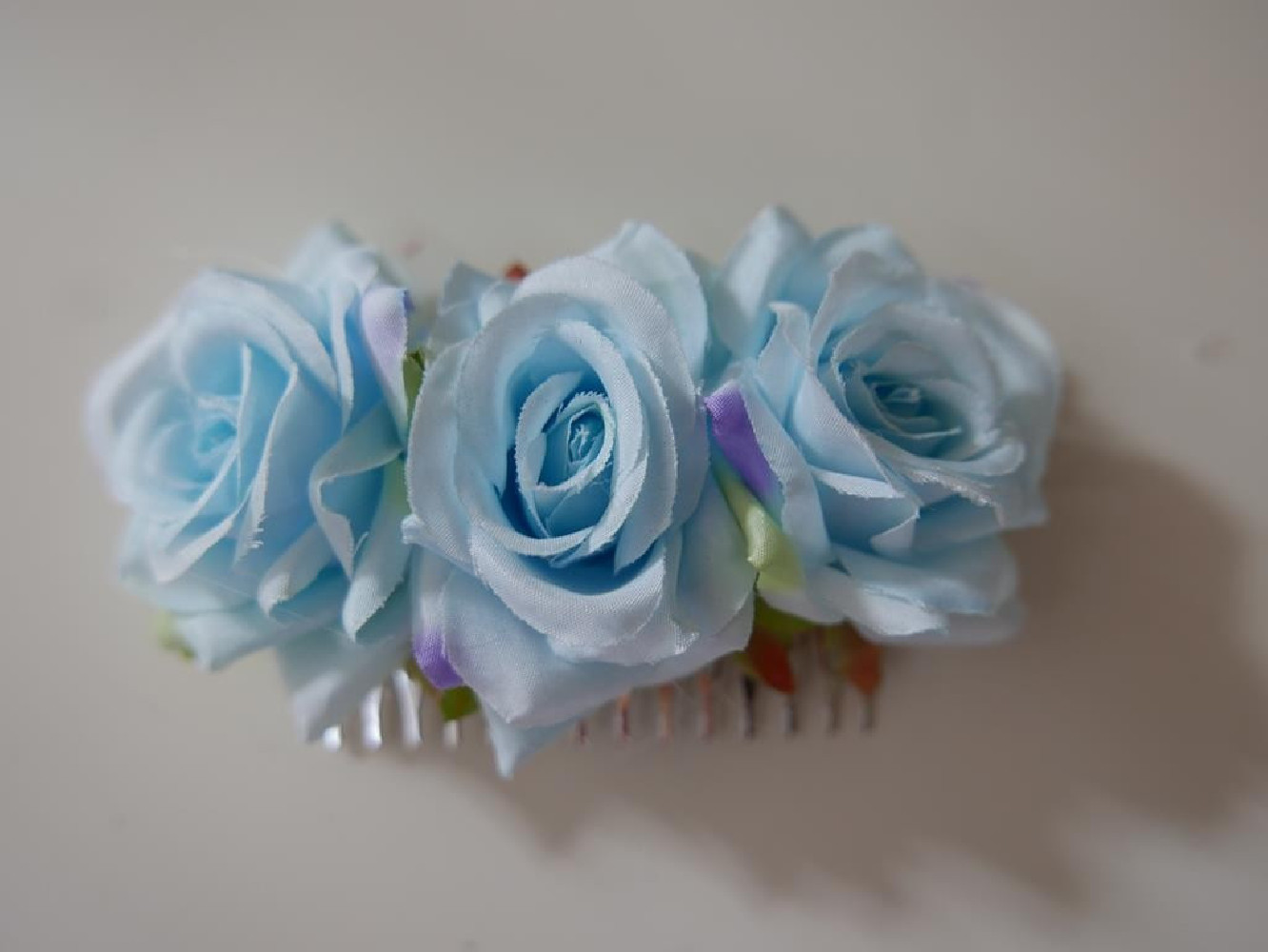 Błękitne róże stroik na grzebyku