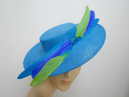 Turkusowy kanotier z lnu z piórami w dekoracji