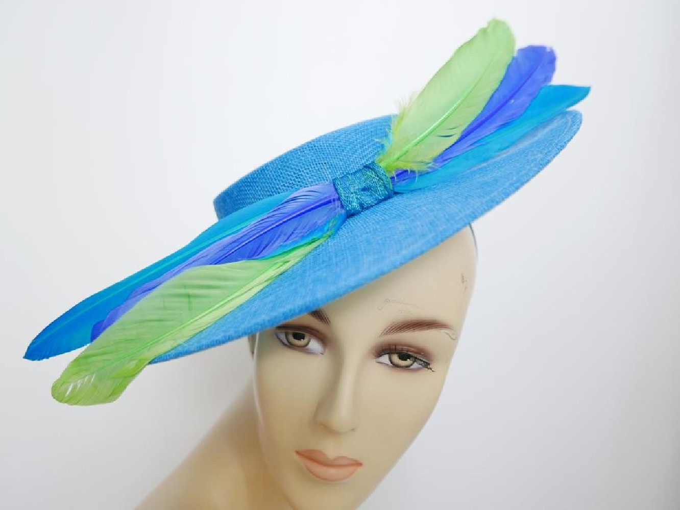 Turkusowy kanotier z lnu z piórami w dekoracji