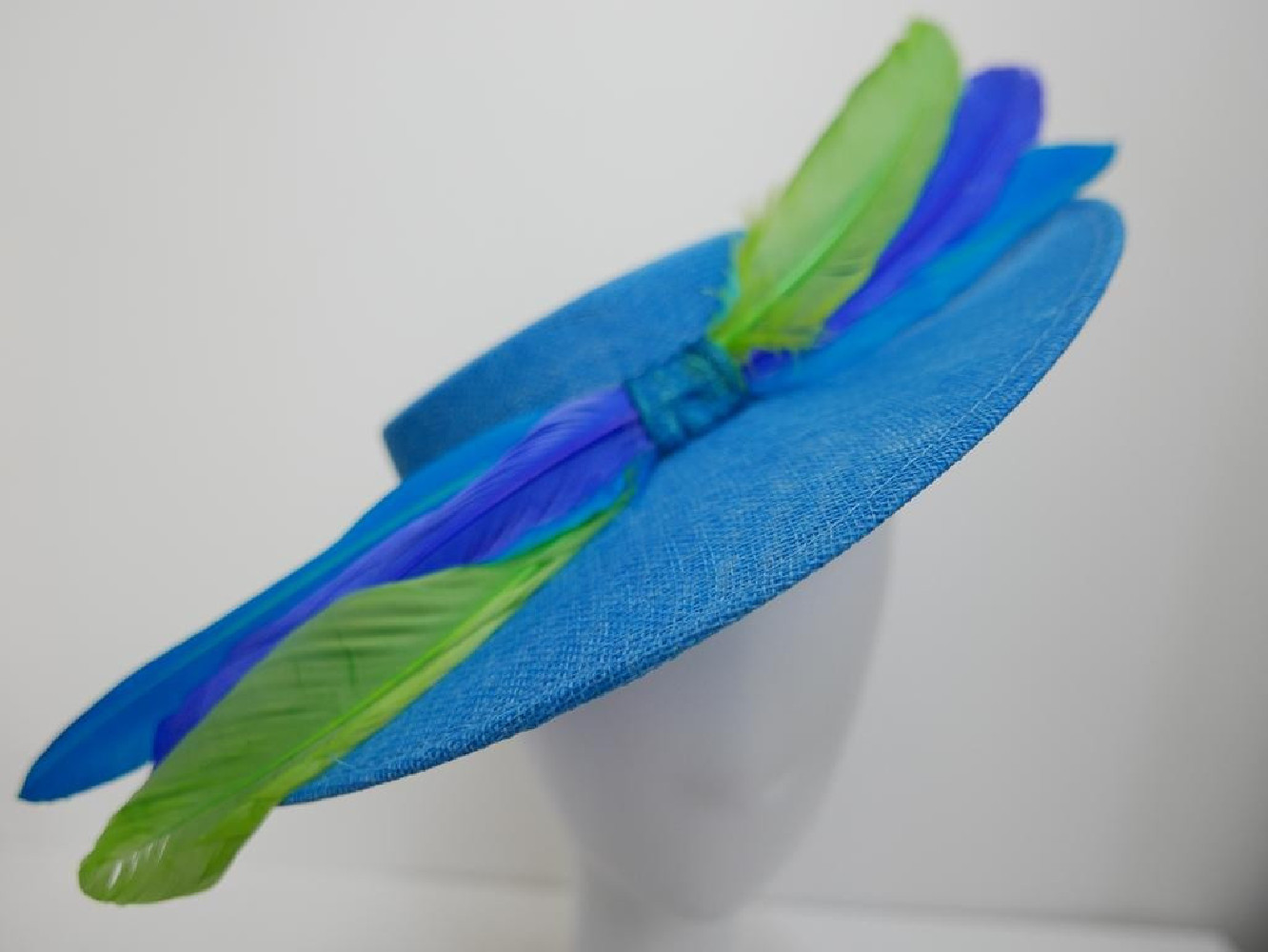 Turkusowy kanotier z lnu z piórami w dekoracji