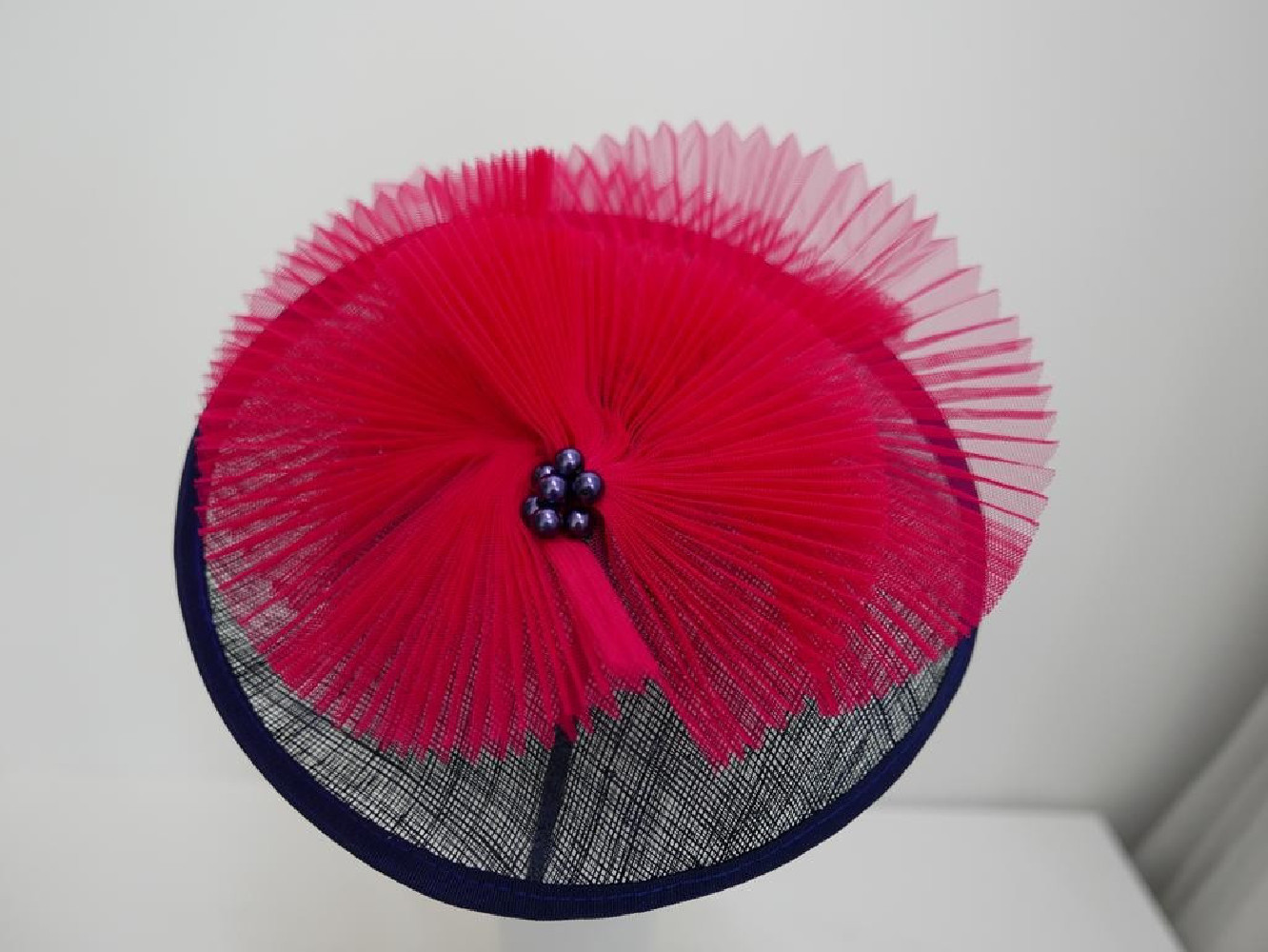 Granatowo różowy fascynator z sinamay na przepasce