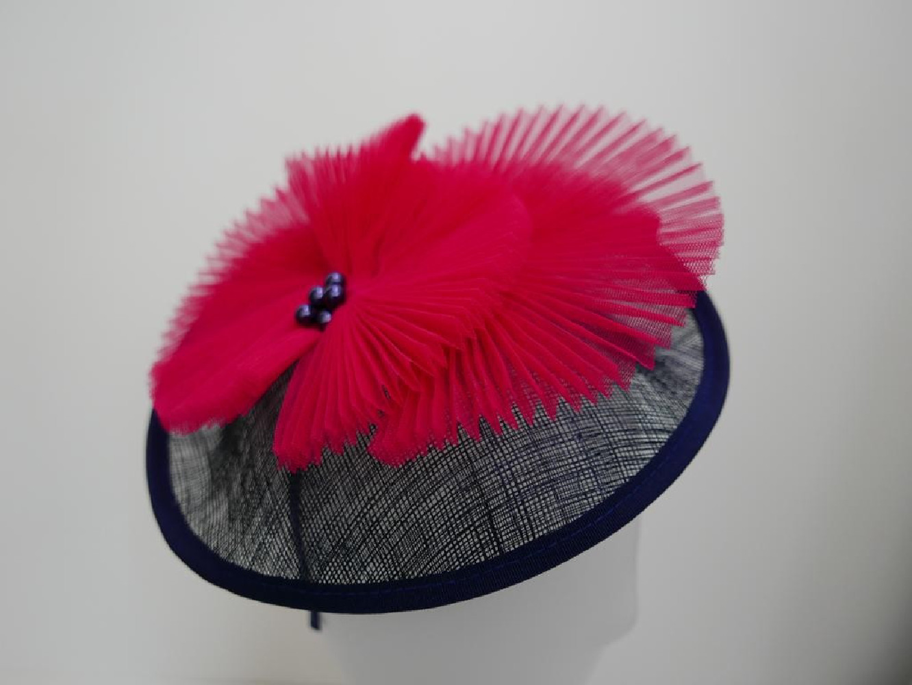 Granatowo różowy fascynator z sinamay na przepasce