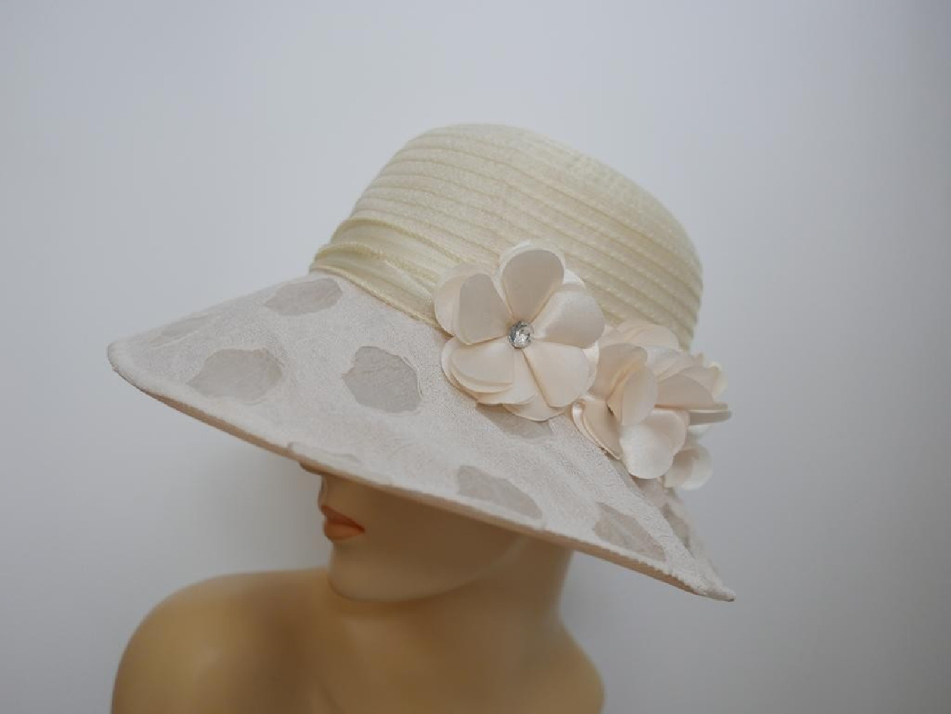 Kremowy letni kapelusz tkanina do 57 cm