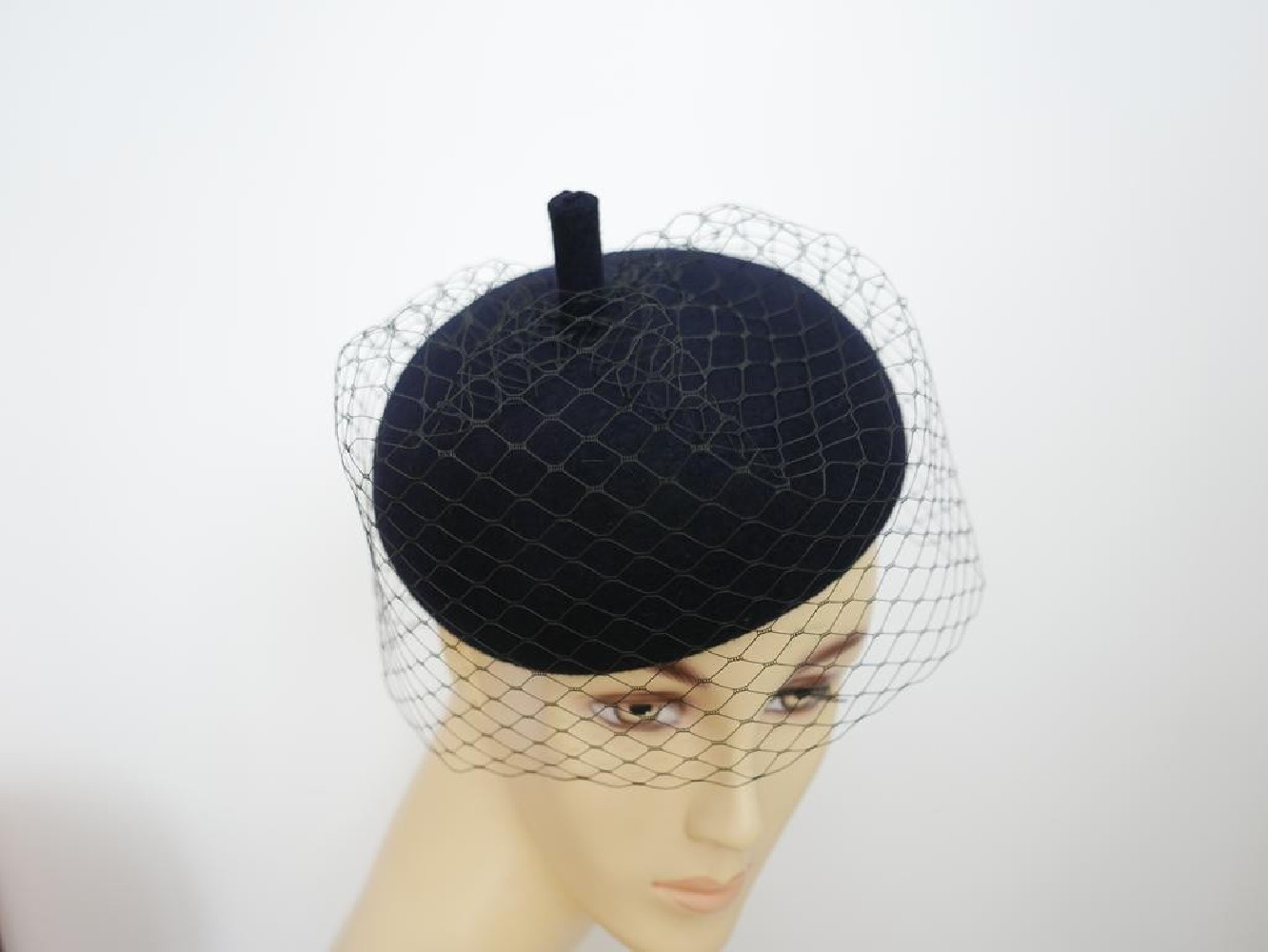 Orion czarny mini beret filcowy z woalką