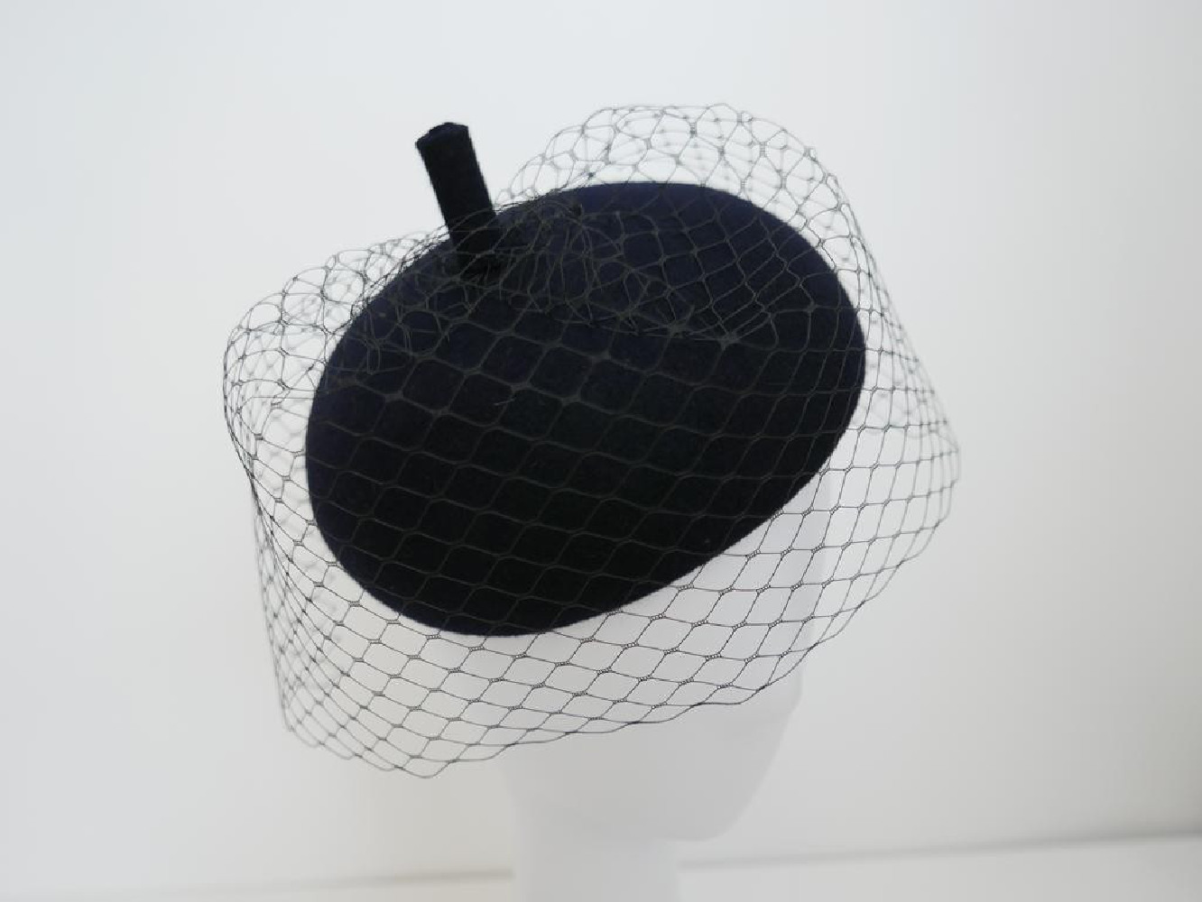 Orion czarny mini beret filcowy z woalką