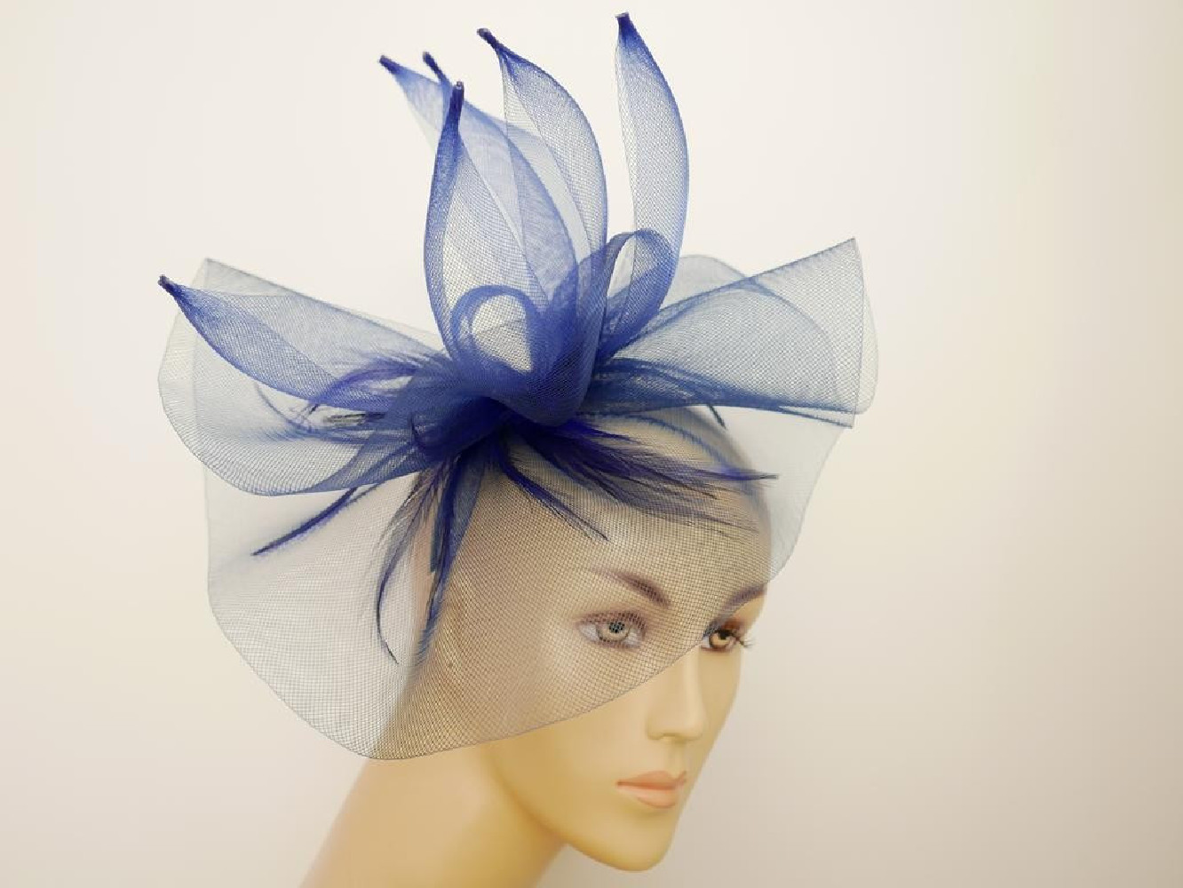 Granatowy fascynator z crin i piórami na przepasce