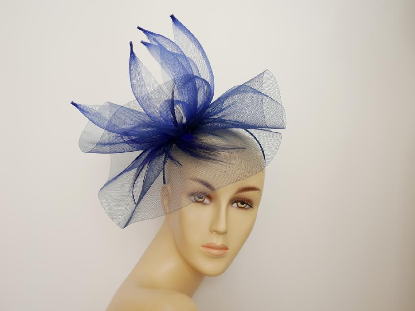 Granatowy fascynator z crin i piórami na przepasce