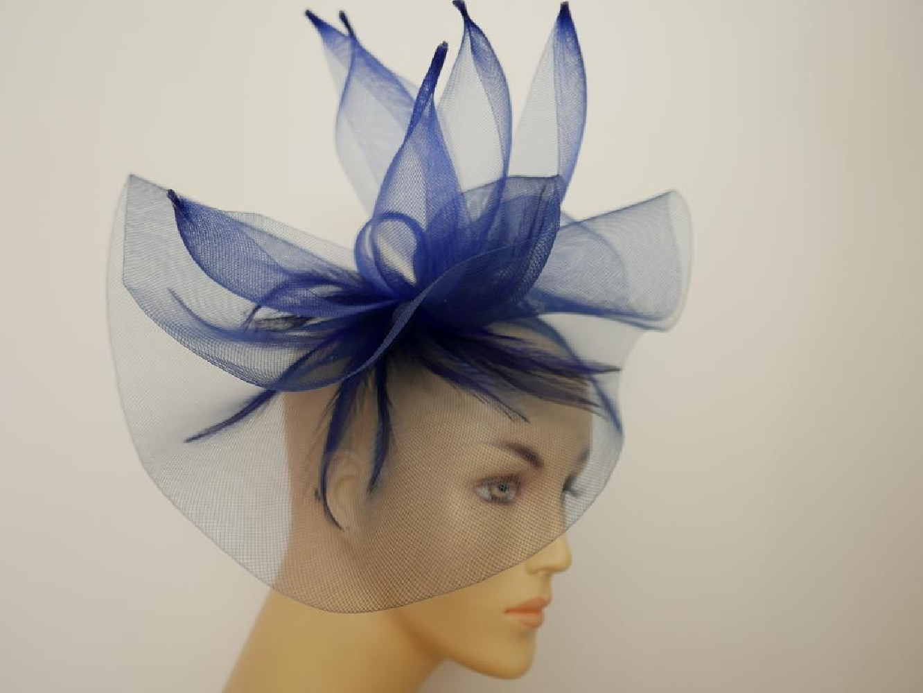 Granatowy fascynator z crin i piórami na przepasce