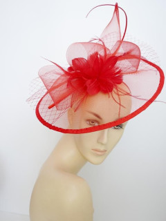 Czerwony fascynator z crin i piórami na przepasce