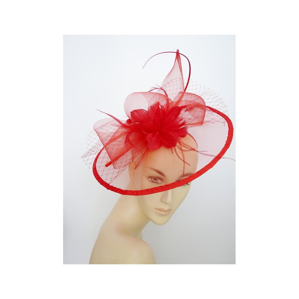 Czerwony fascynator z crin i piórami na przepasce