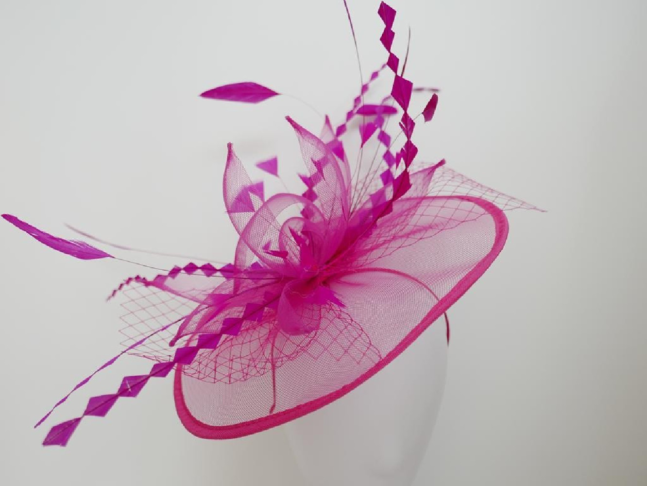 Fuksja fascynator z crin i piórami na przepasce