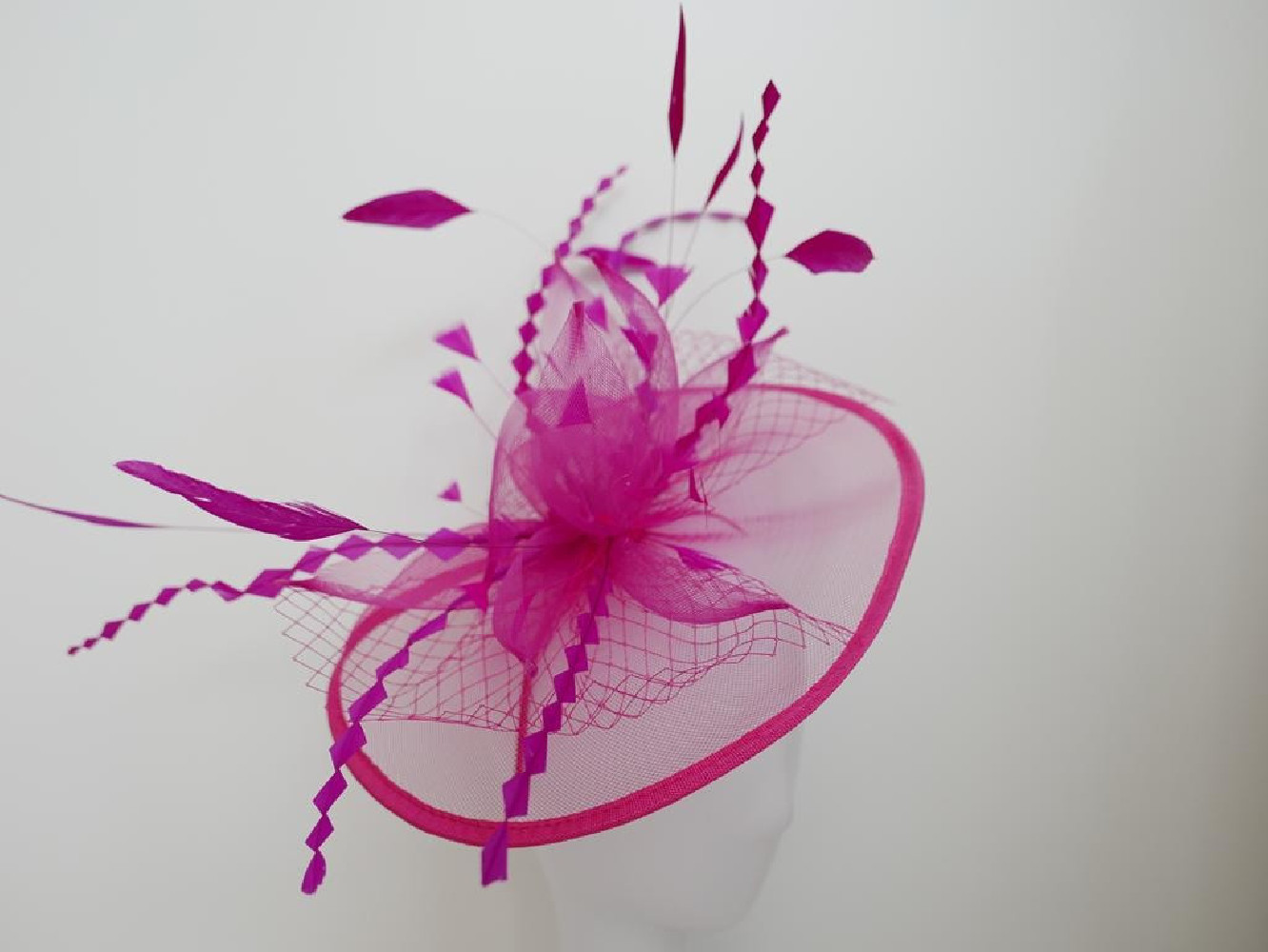 Fuksja fascynator z crin i piórami na przepasce
