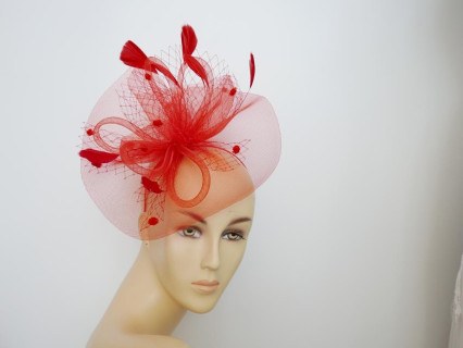 Czerwony fascynator z crin i piórami na przepasce