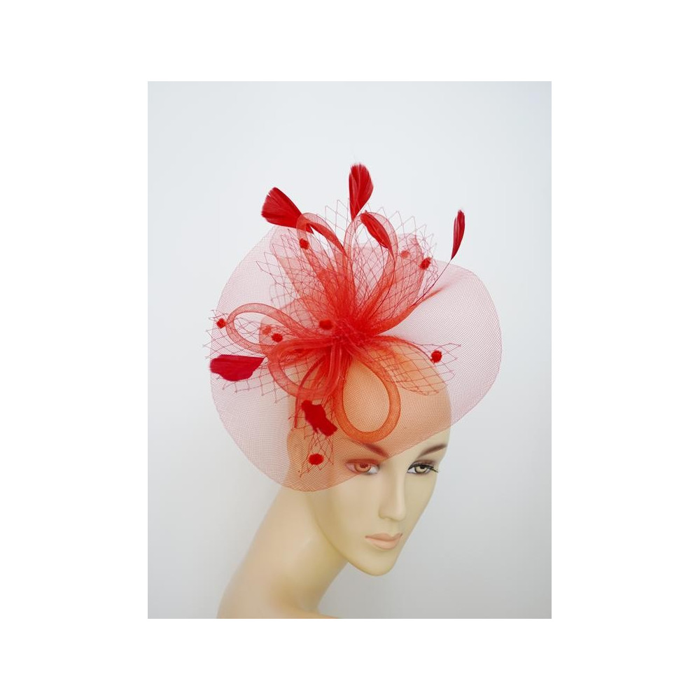 Czerwony fascynator z crin i piórami na przepasce