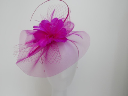 Fuksja fascynator z crin i piórami na przepasce