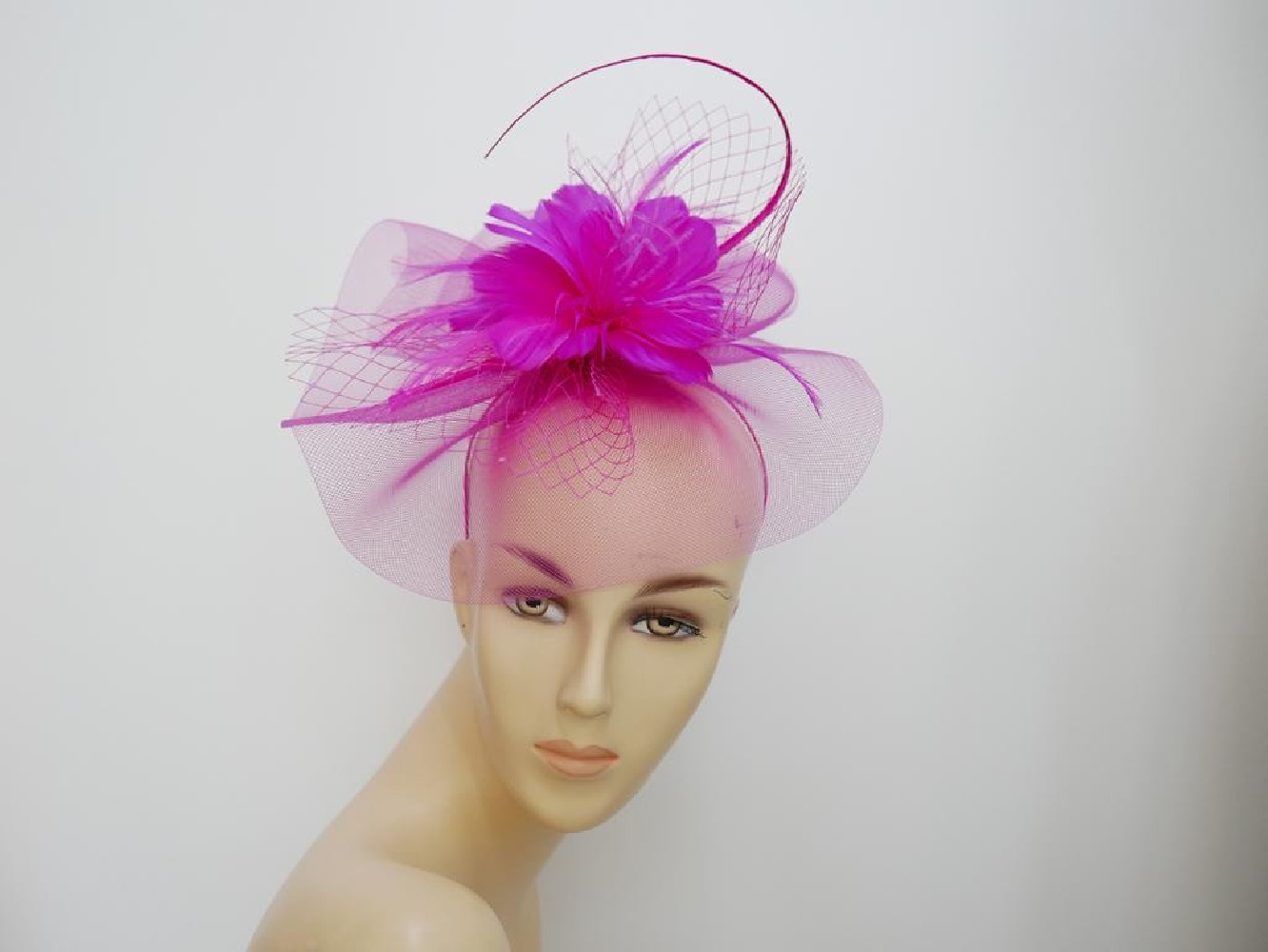 Fuksja fascynator z crin i piórami na przepasce