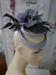 Szary letni fascynator.