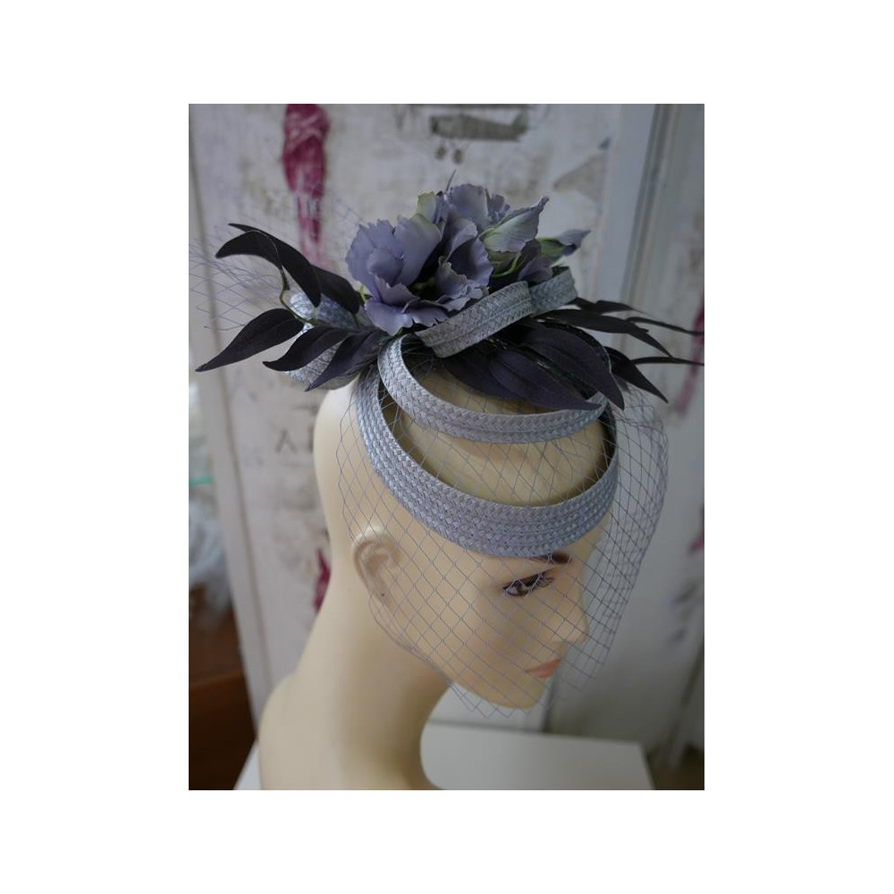 Szary letni fascynator.