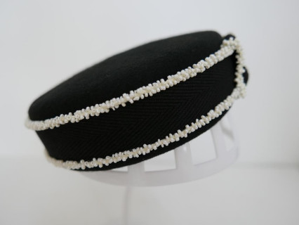 Pastylka -czarny z bielą toczek filcowy