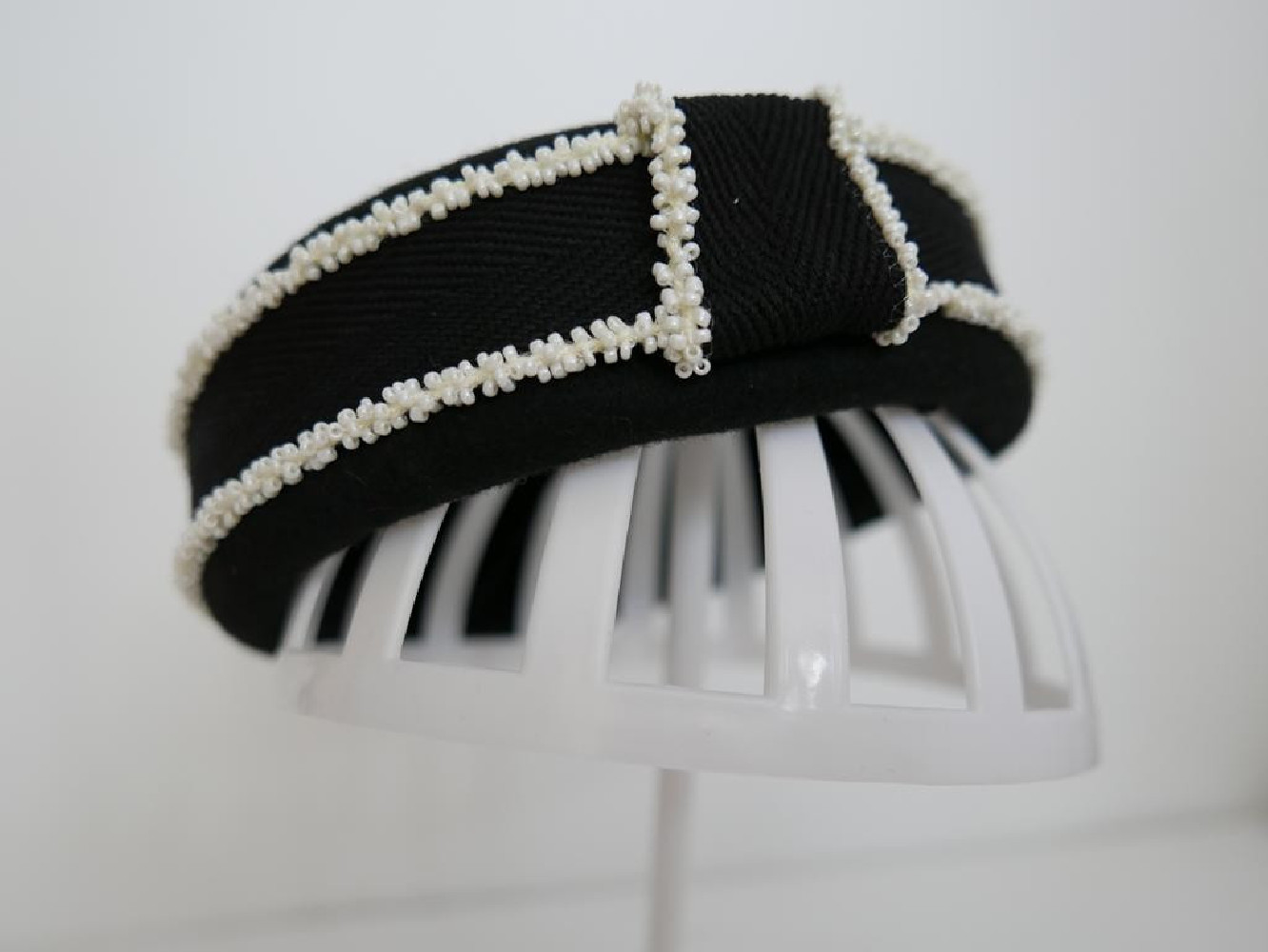 Pastylka -czarny z bielą toczek filcowy