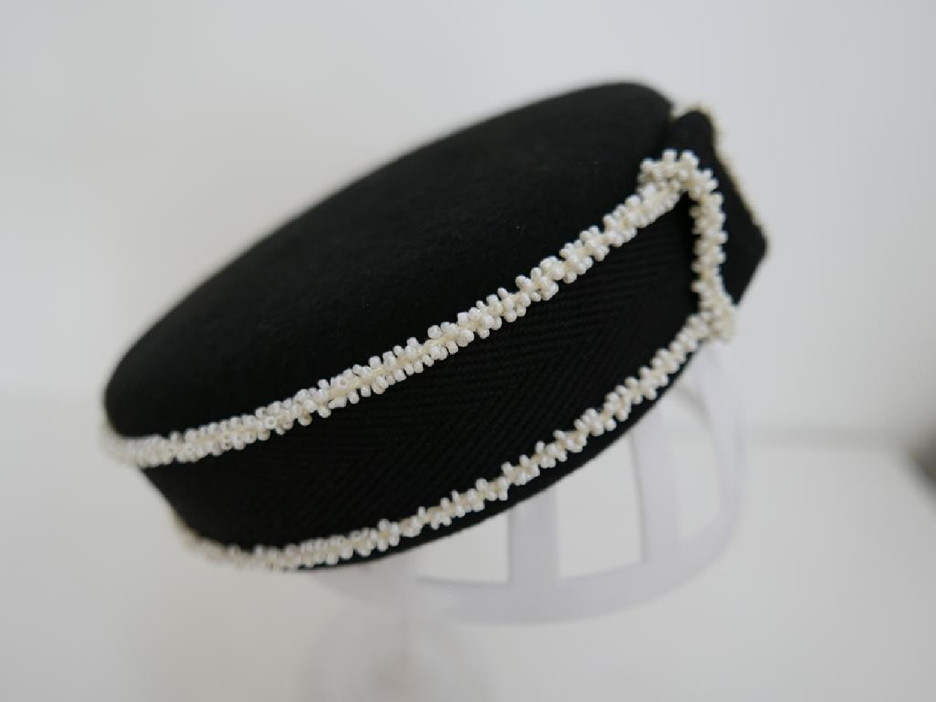 Pastylka -czarny z bielą toczek filcowy