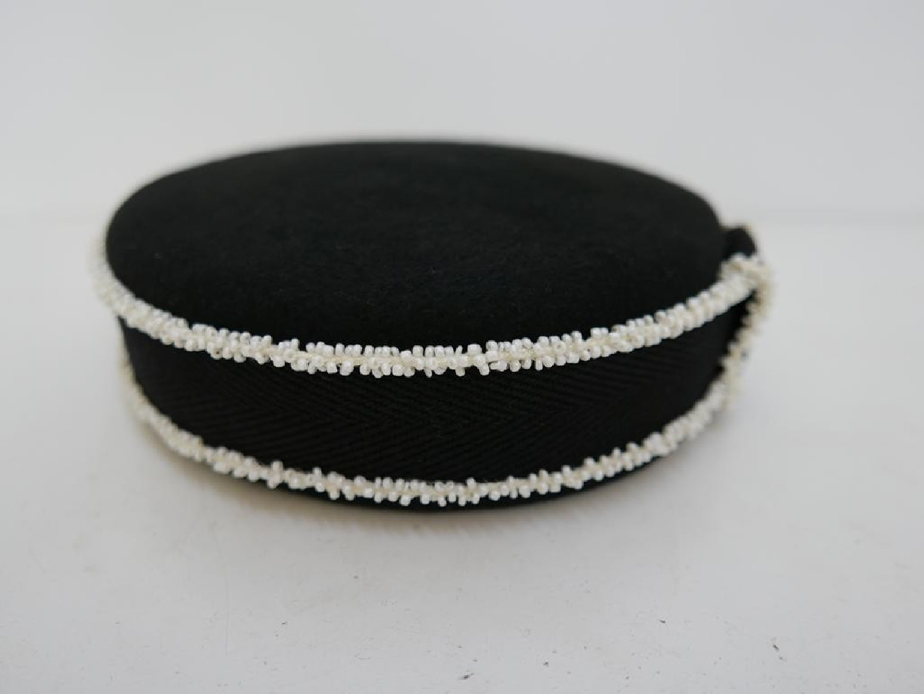 Pastylka -czarny z bielą toczek filcowy