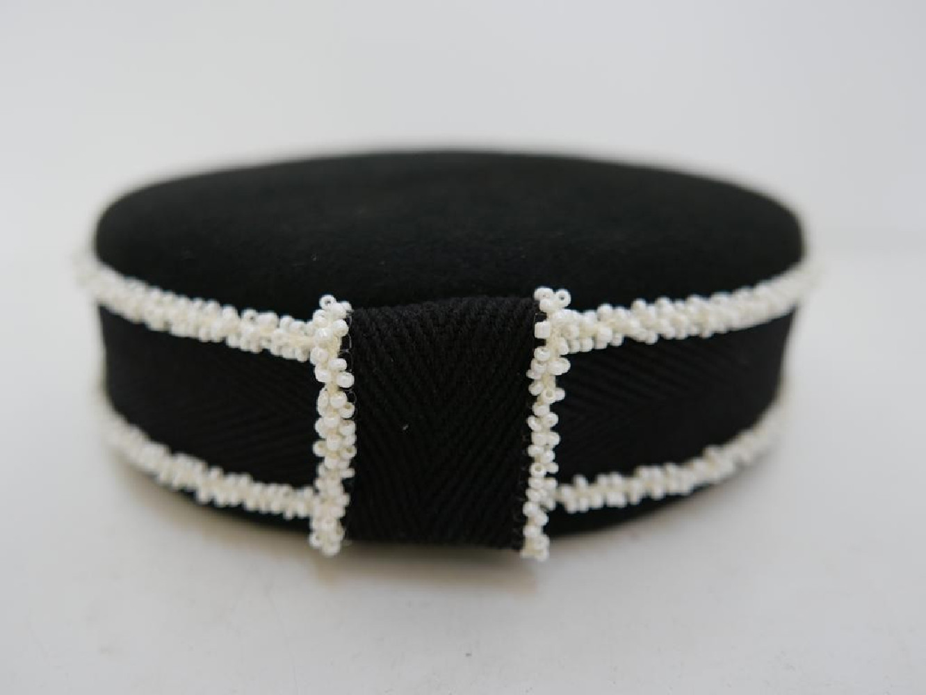 Pastylka -czarny z bielą toczek filcowy