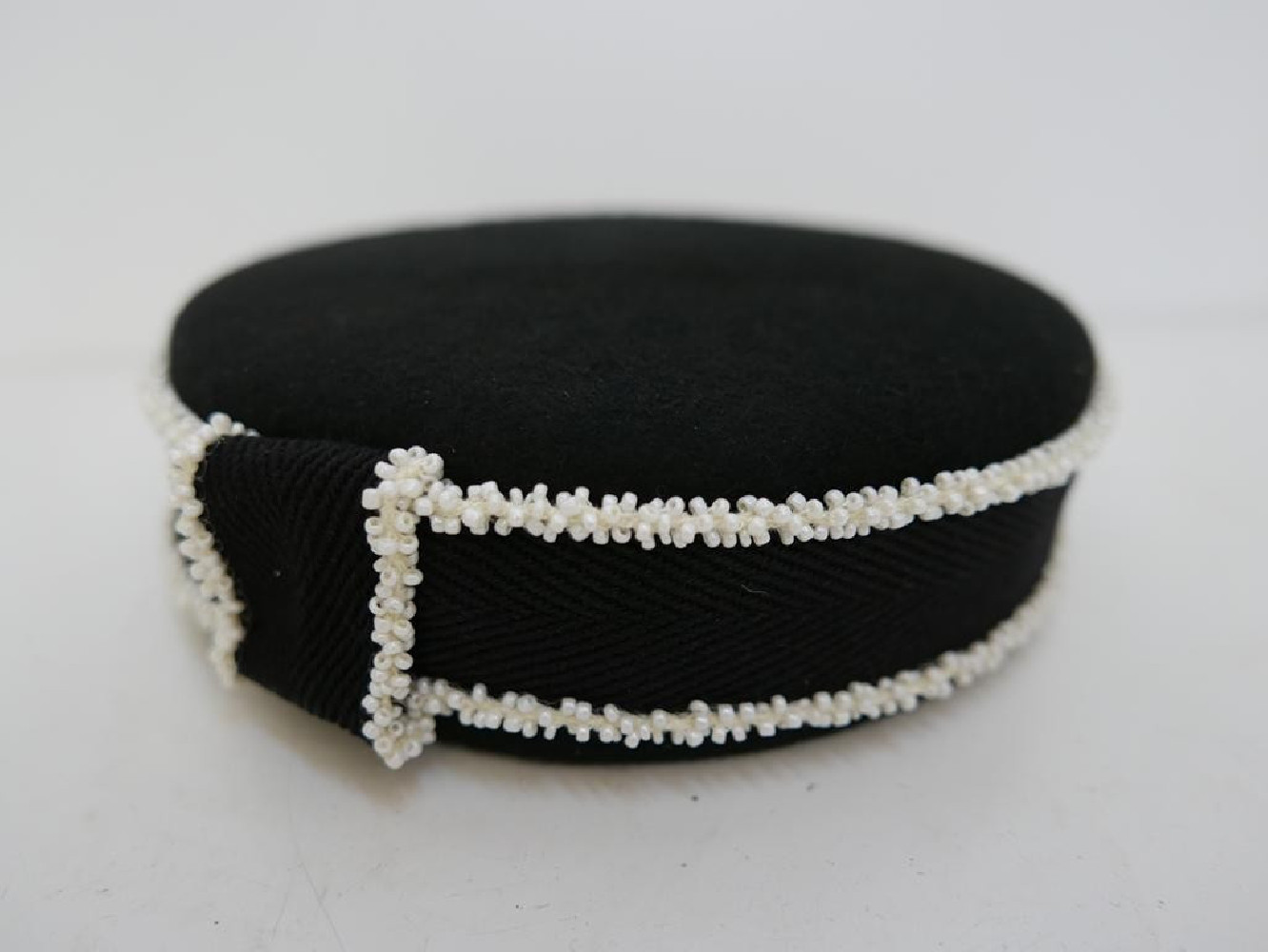 Pastylka -czarny z bielą toczek filcowy