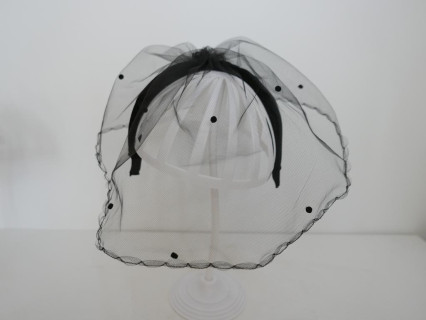 Czarny welon w kropeczk na przepasce