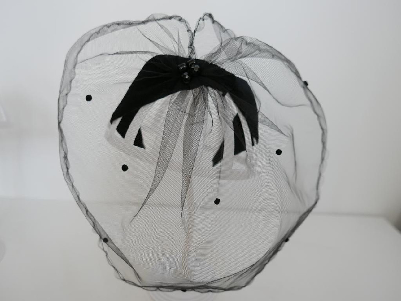 Czarny welon w kropeczk na przepasce