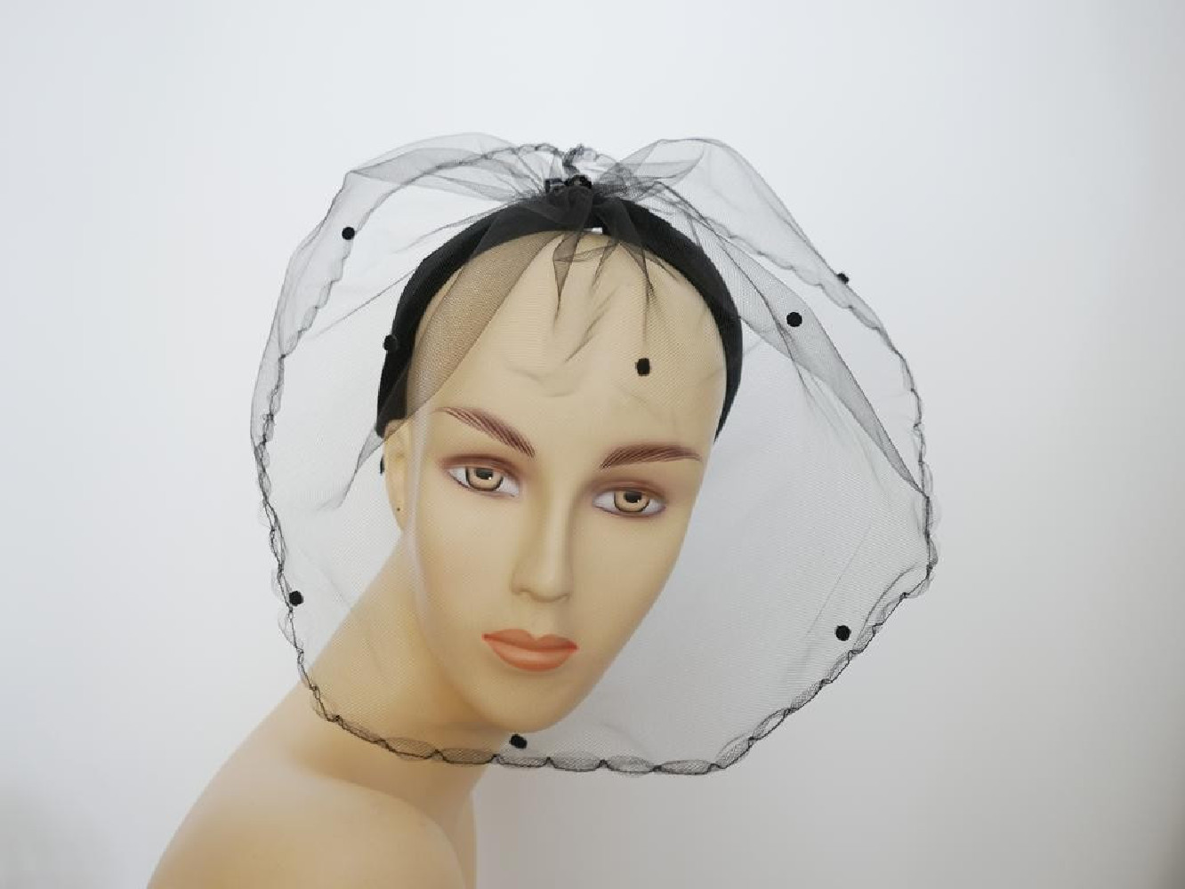 Czarny welon w kropeczk na przepasce