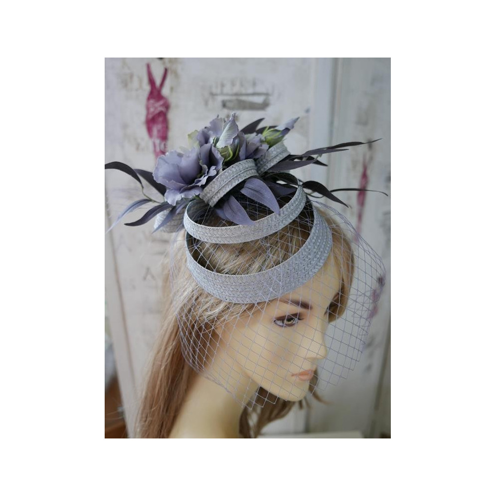 Szary letni fascynator.