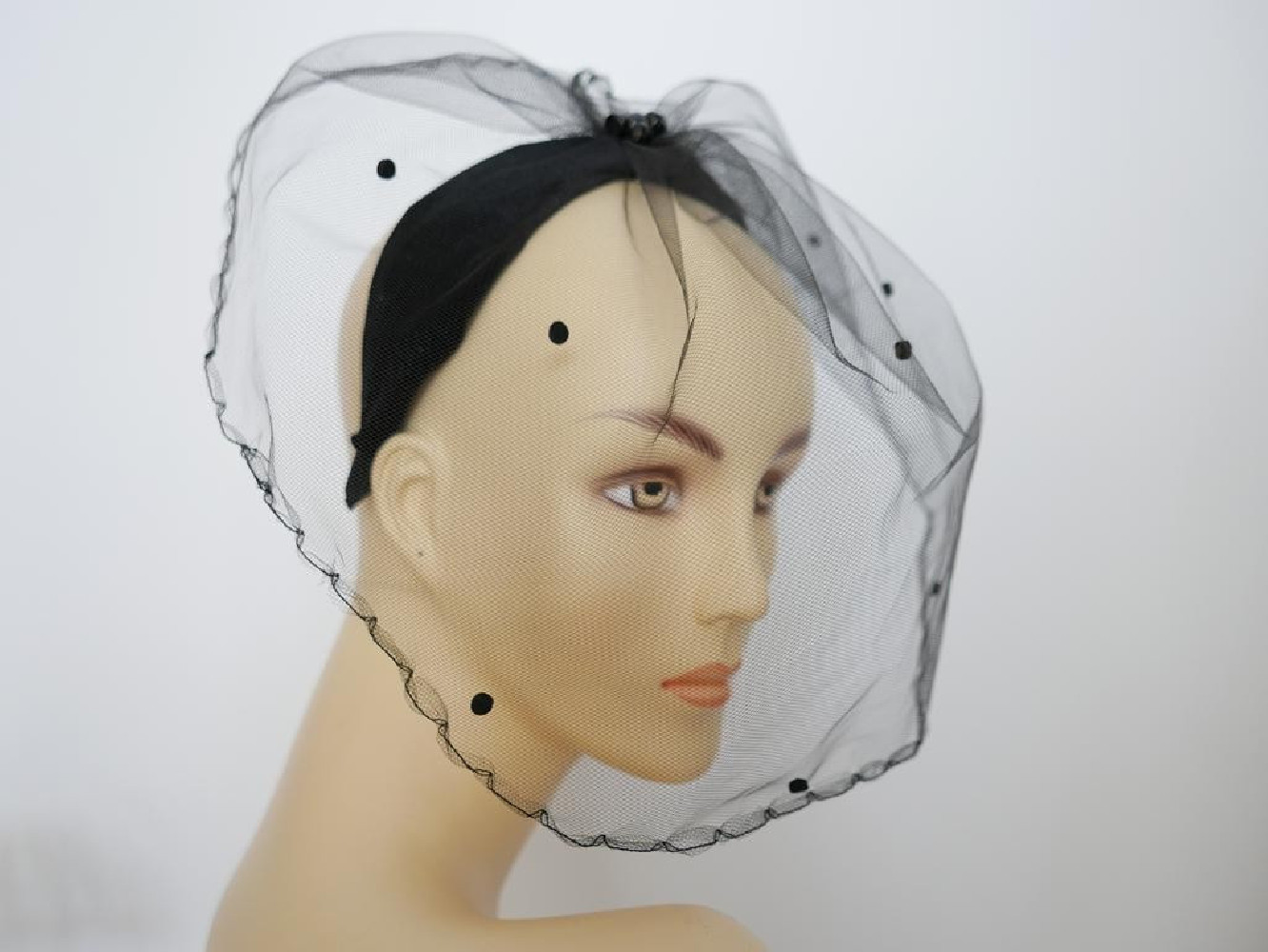 Czarny welon w kropeczk na przepasce