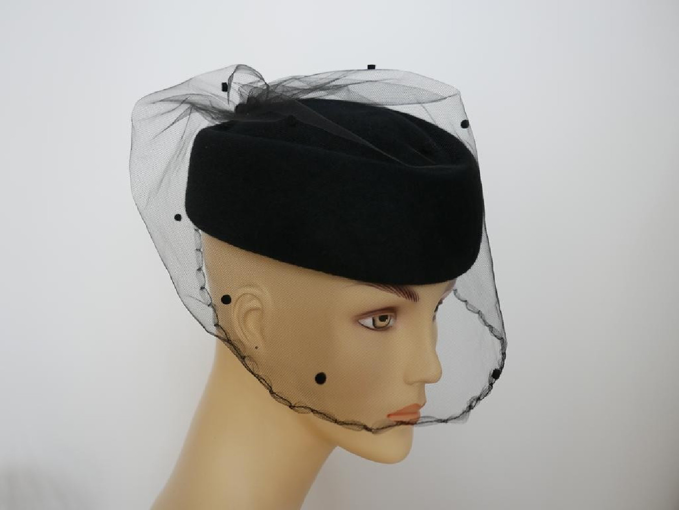 Tatiana czarny toczek z woalem w kropeczki