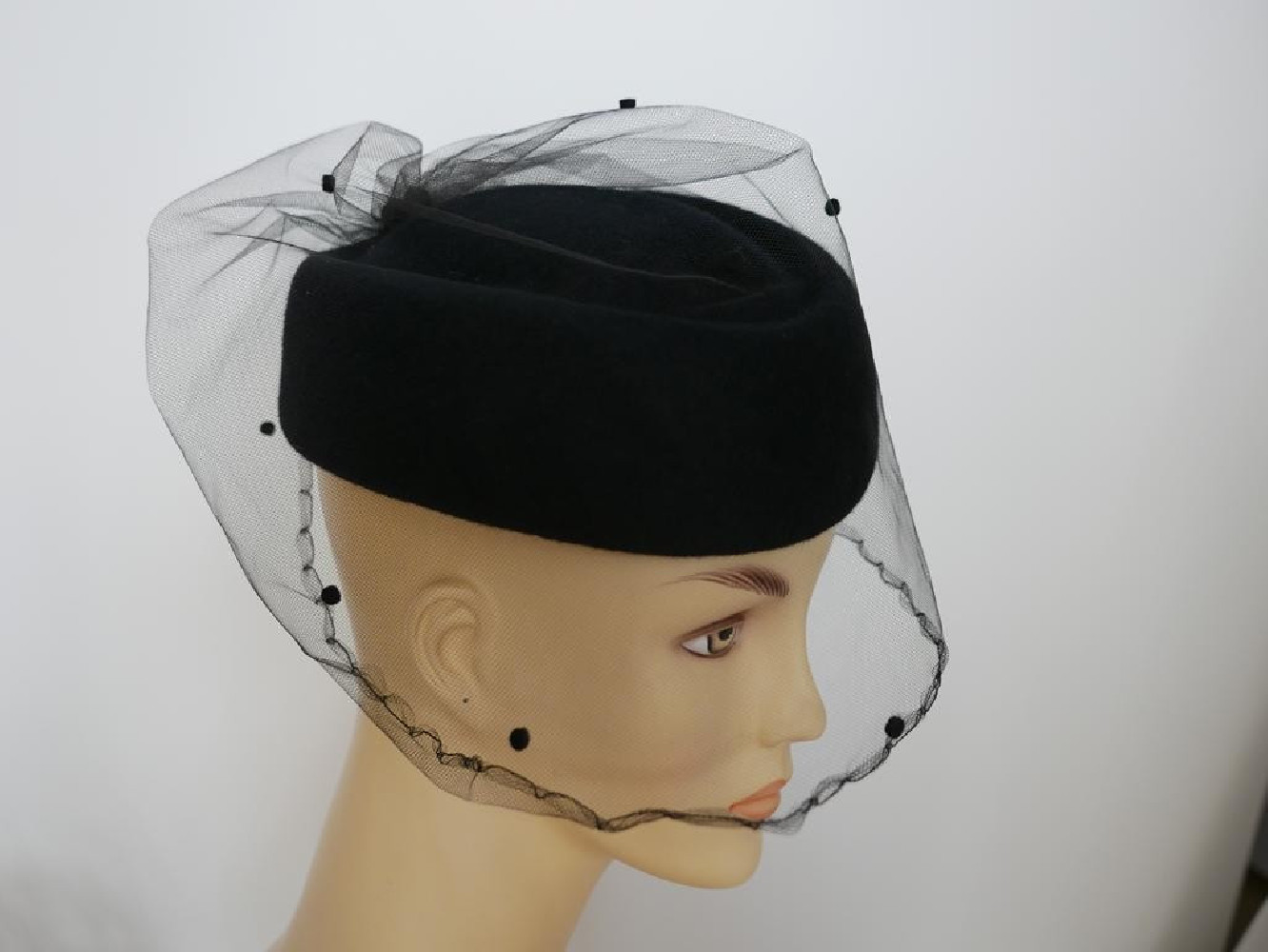 Tatiana czarny toczek z woalem w kropeczki