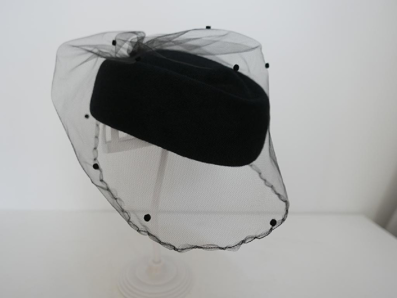 Tatiana czarny toczek z woalem w kropeczki