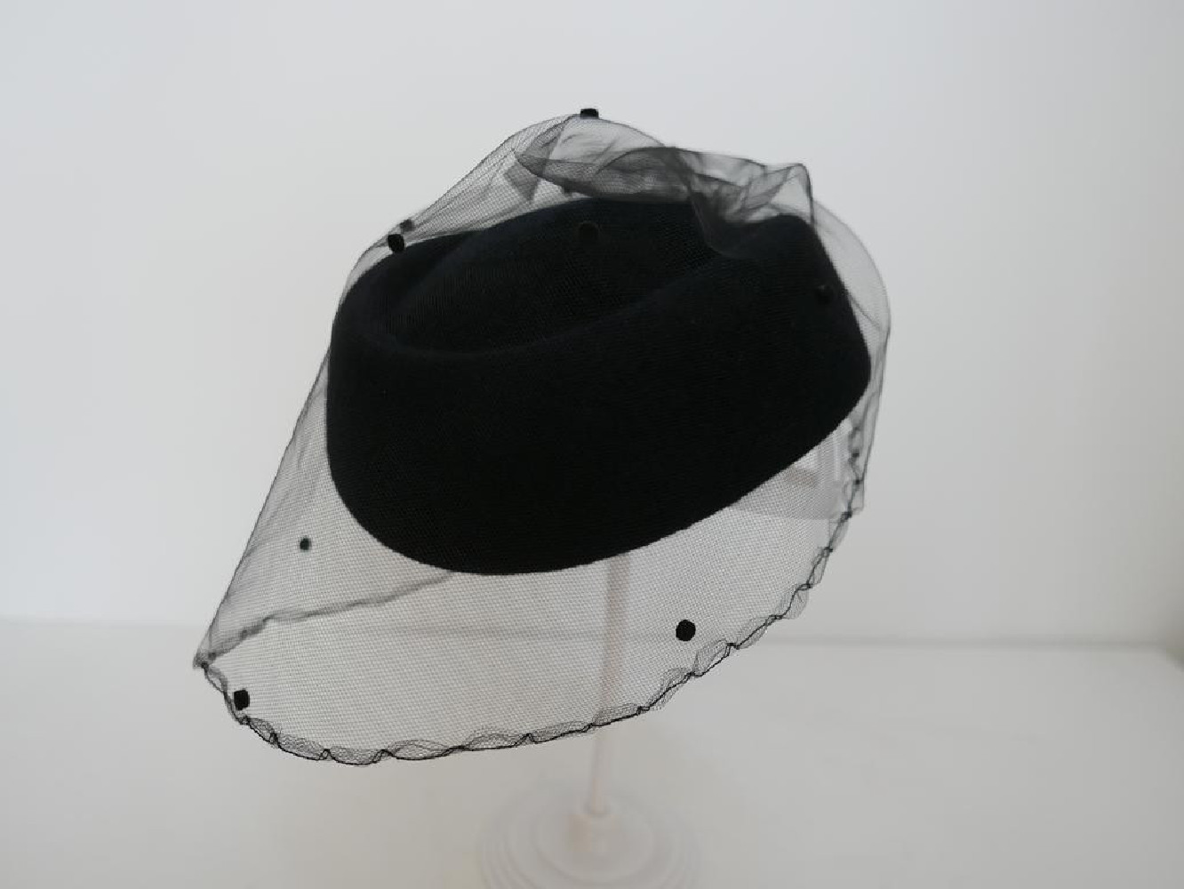 Tatiana czarny toczek z woalem w kropeczki