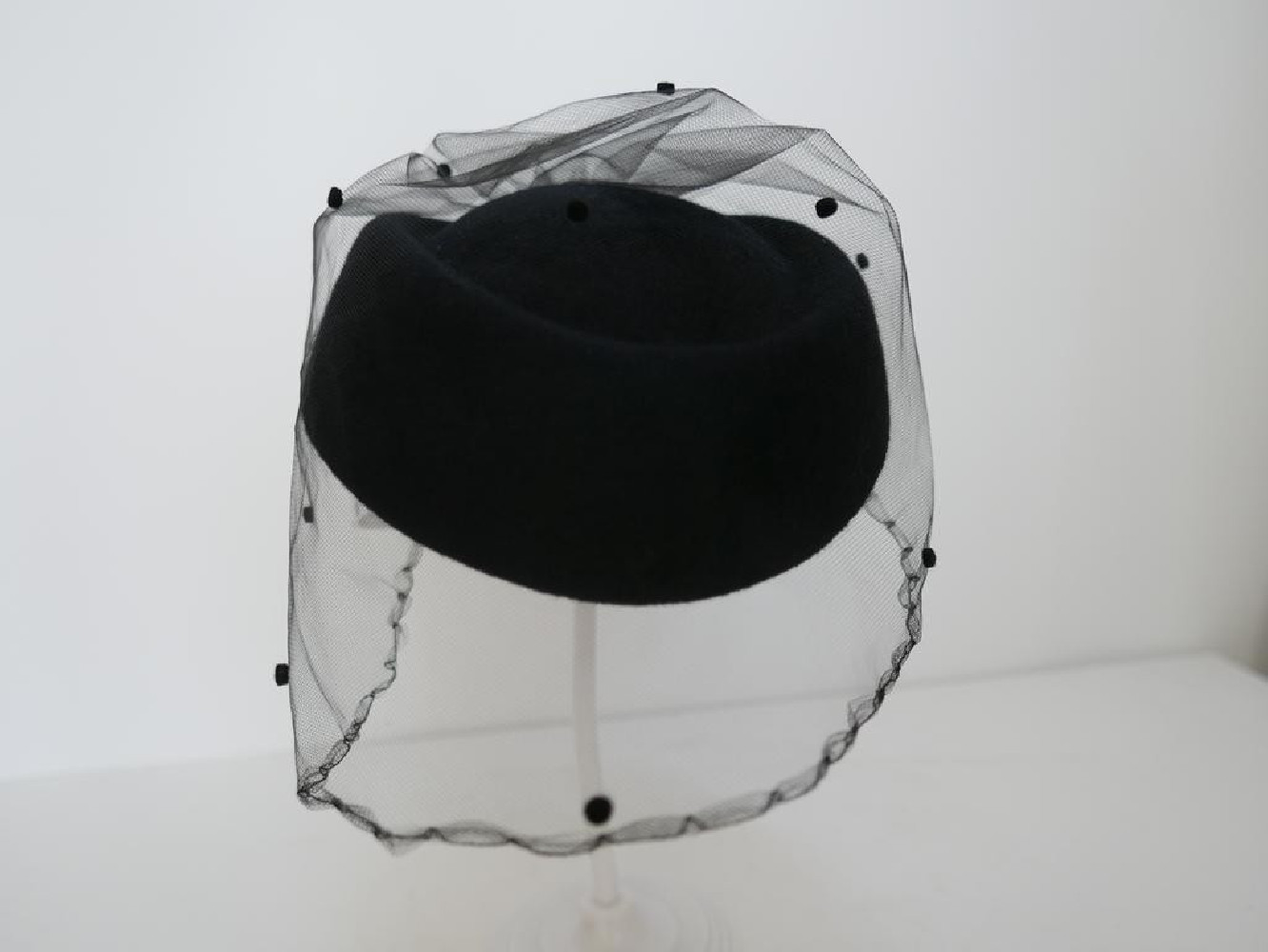 Tatiana czarny toczek z woalem w kropeczki