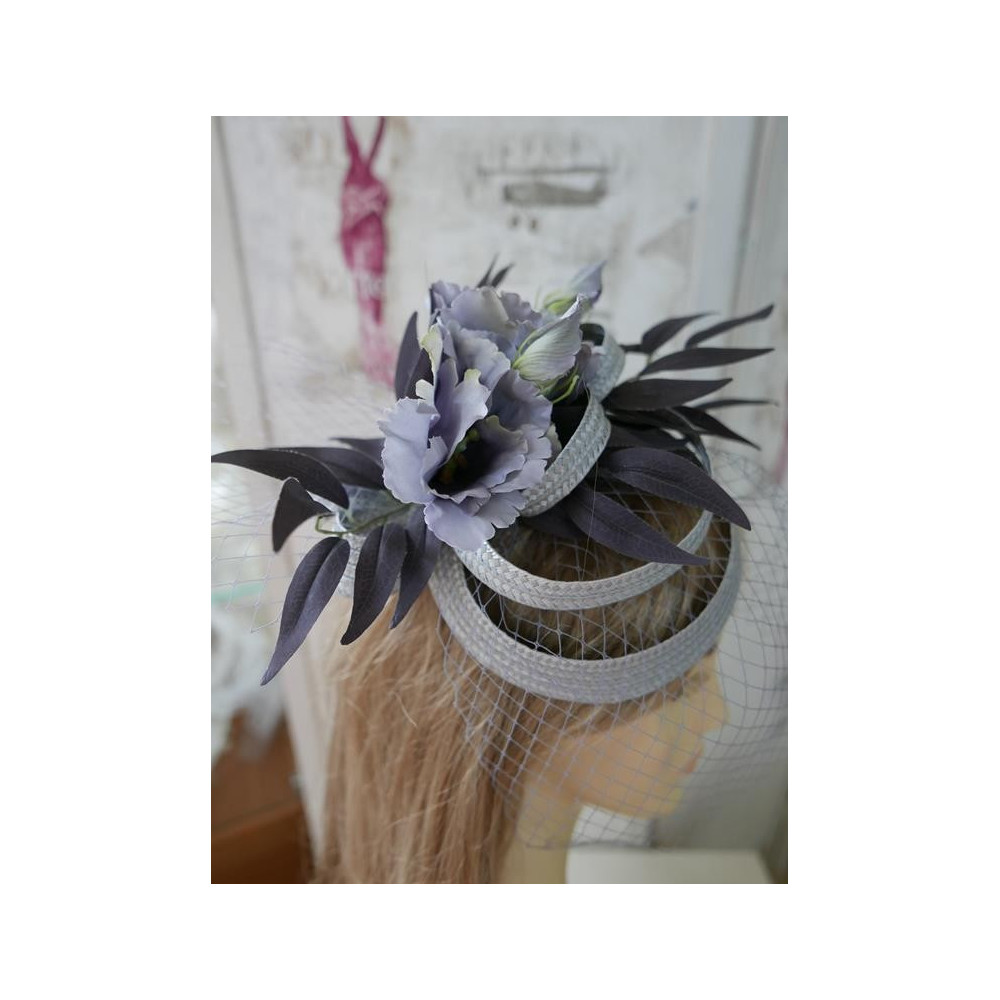 Szary letni fascynator.