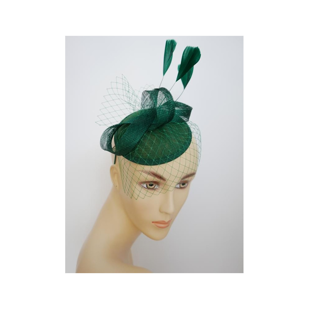 Zielony fascynator z woalką i piórami na przepasce