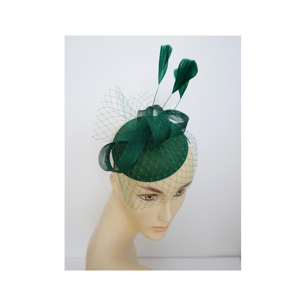 Zielony fascynator z woalką i piórami na przepasce