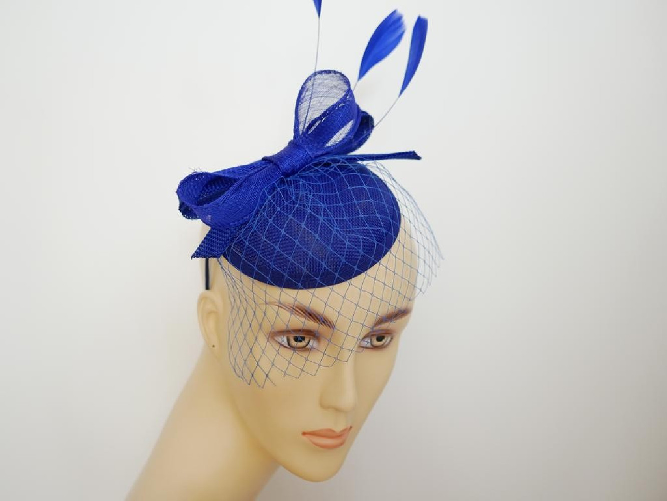 Szafirowy fascynator z woalką i piórami na przepasce