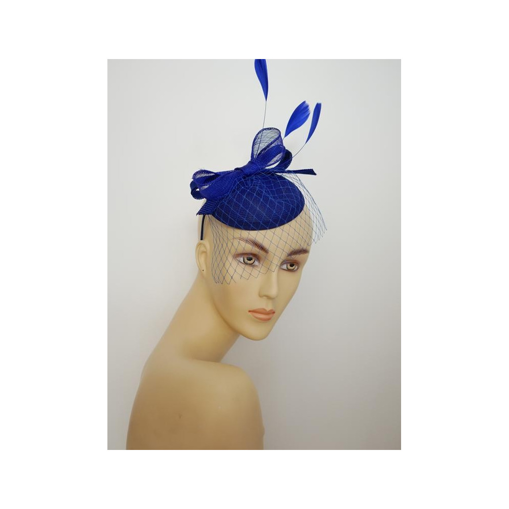 Szafirowy fascynator z woalką i piórami na przepasce