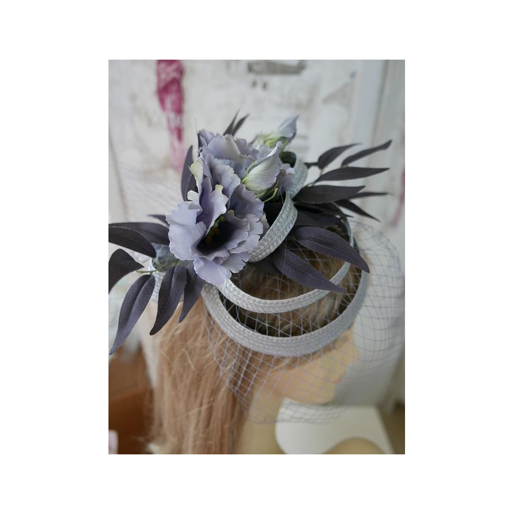 Szary letni fascynator.